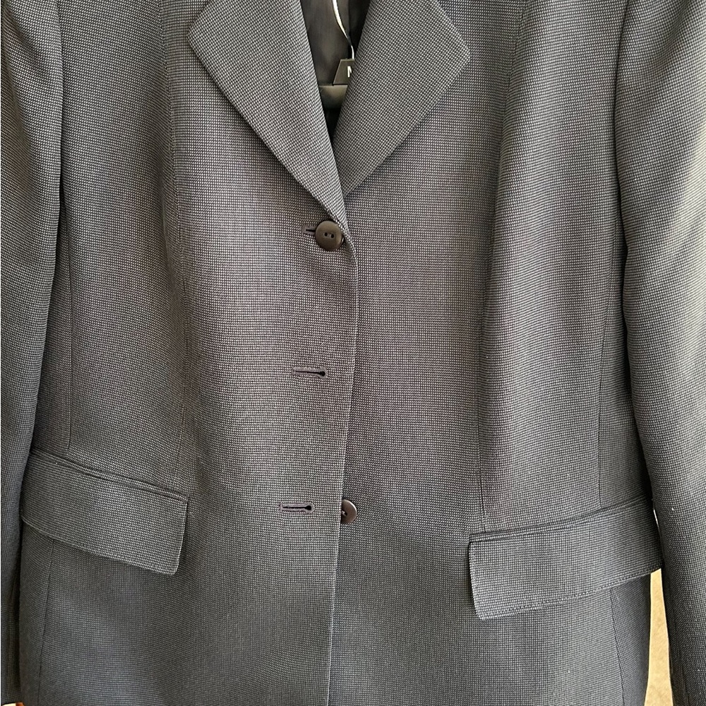 2 piece suit - Picture 3 of 10